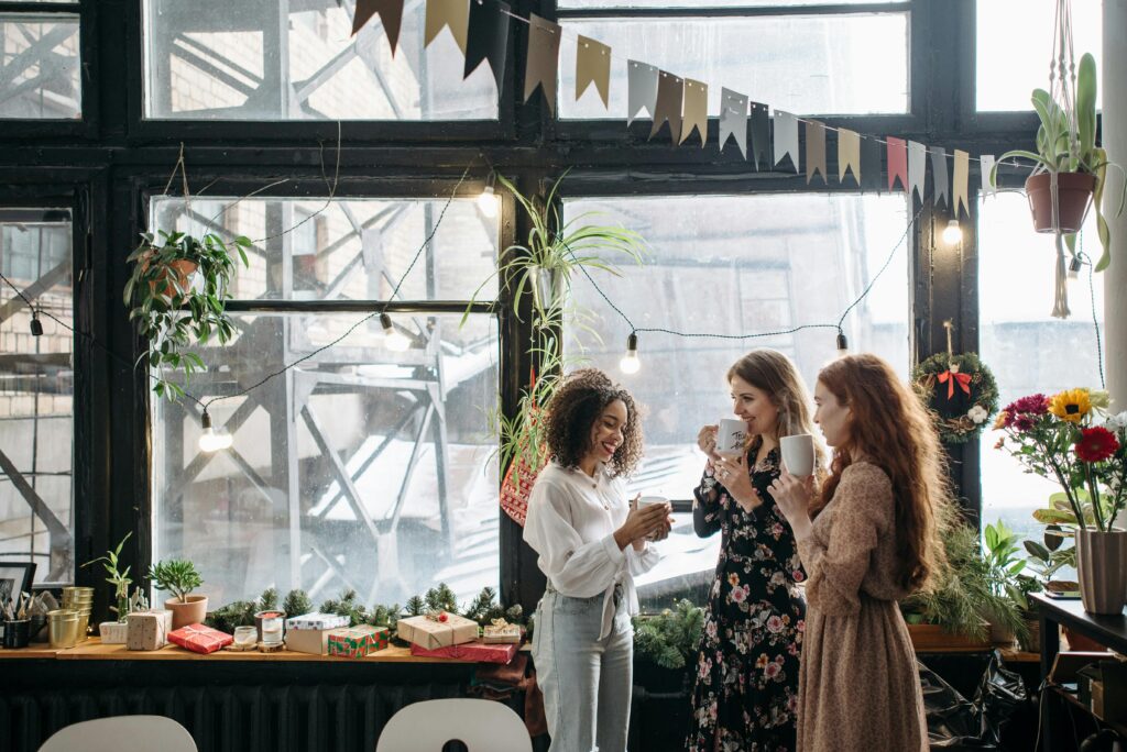 mamans qui se retrouvent à un atelier collectif et se soutiennent